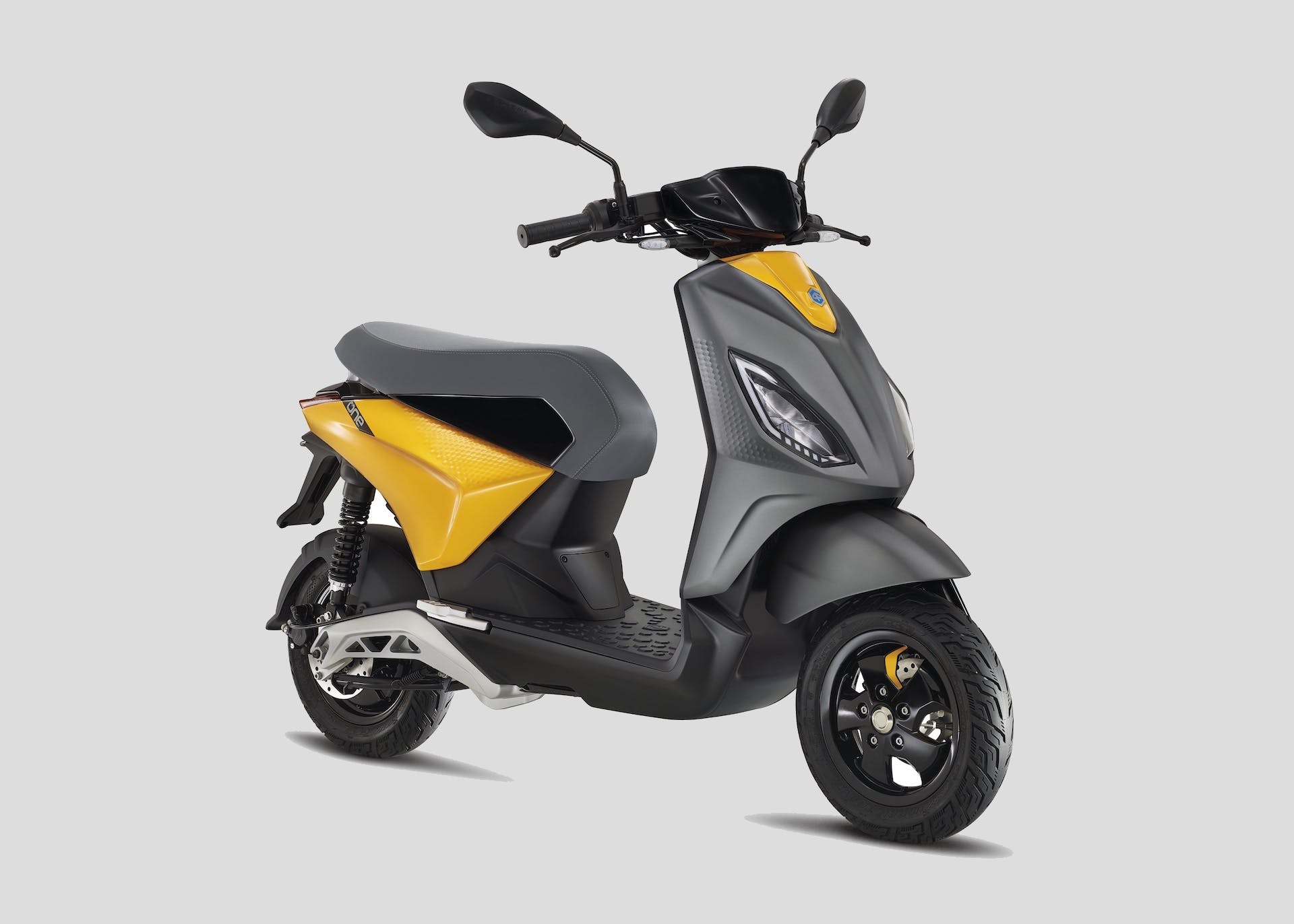 Scooter elettrico Piaggio One di colore giallo e grigio scuro