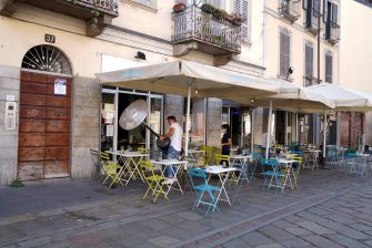 Milano, Negozi, Bar e ristorante chiusi o aperti e con poche persone sul Naviglio Grande (Milano - 2020-11-05, Duilio Piaggesi) p.s. la foto e' utilizzabile nel rispetto del contesto in cui e' stata scattata, e senza intento diffamatorio del decoro delle persone rappresentate