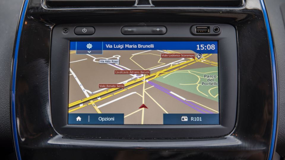Nuova Dacia Spring: il display da 7'' con il navigatore satellitare 3D