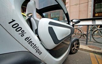 PARCHEGGI DI CAR SHARING CON AUTO ELETTRICHE IN CENTRO A MILANO, NELLA FOTO LA COMPAGNIA A2A EQUOMOBILI (MILANO - 2017-05-25, Alberto Cattaneo) p.s. la foto e' utilizzabile nel rispetto del contesto in cui e' stata scattata, e senza intento diffamatorio del decoro delle persone rappresentate