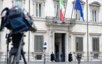 Telecamere all'esterno di Palazzo Chigi in piazza Colonna a Roma, 28 gennaio 2020. ANSA/CLAUDIO PERI