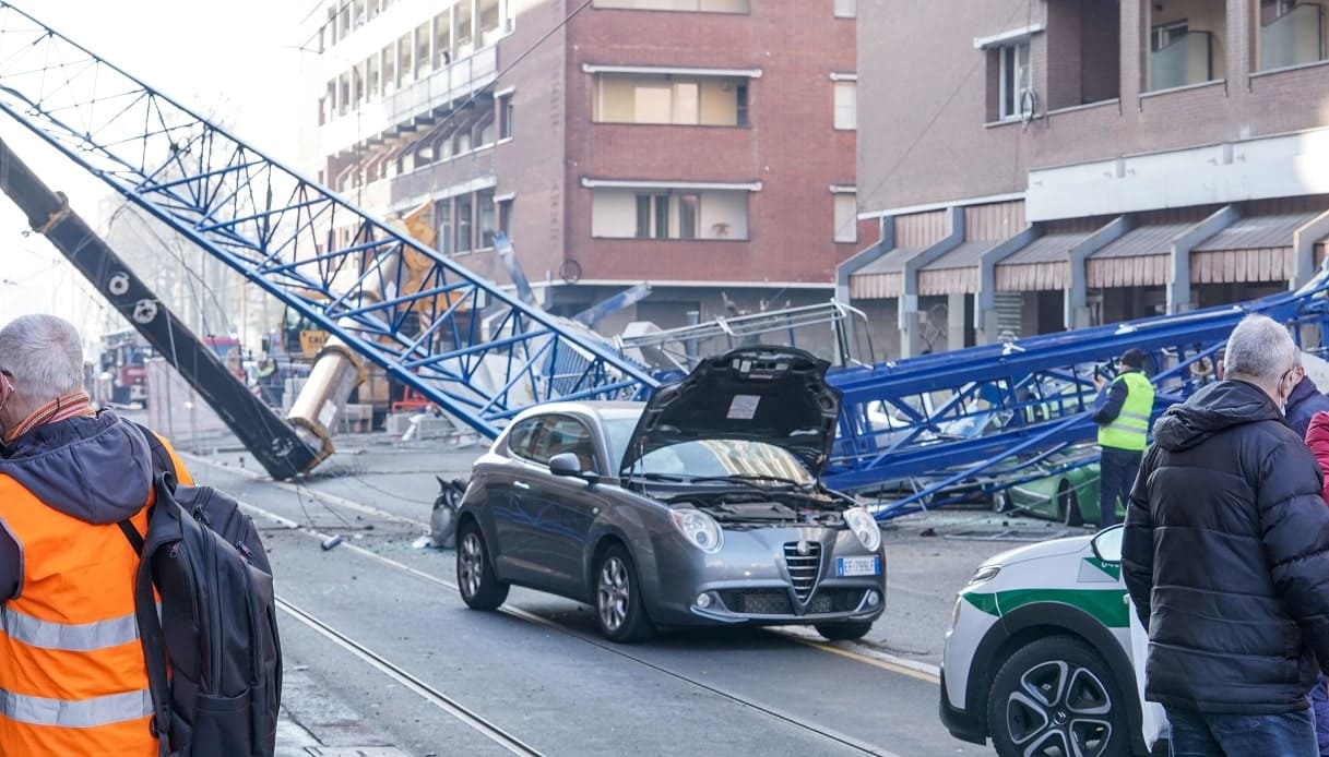 Tragedia a Torino, crolla una gru.