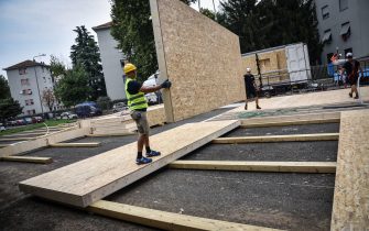 Gli operai al lavoro per la ostruzione dei nuovi moduli per le aule temporanee per ospitare gli alunni dell’istituto Console Marcello a Milano 11 Settembre 2020. Ansa/Matteo Corner