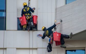 Milano. Operai - Lavavetri acrobatici a lavoro sui palazzi di City Life (Milano - 2022-02-03, Carlo Cozzoli) p.s. la foto e' utilizzabile nel rispetto del contesto in cui e' stata scattata, e senza intento diffamatorio del decoro delle persone rappresentate