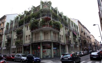 QUARTIERE PORTA VENEZIA VIA PANFILO CASTALDI, edilizia residenziale, balconi e terrazzi con piante e fiori (MILANO - 2012-06-08, EUGENIO GROSSO) p.s. la foto e' utilizzabile nel rispetto del contesto in cui e' stata scattata, e senza intento diffamatorio del decoro delle persone rappresentate