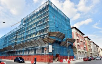 PALAZZO DELL' ALER DI VIA NEERA , 7 IN RISTRUTTURAZIONE E IN PARTE RISTRUTTURATO (MILANO - 2015-08-19, DUILIO PIAGGESI) p.s. la foto e' utilizzabile nel rispetto del contesto in cui e' stata scattata, e senza intento diffamatorio del decoro delle persone rappresentate