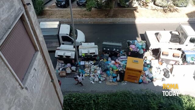 Rifiuti in strada e a ridosso del cantiere: l'isolato di Don Bosco diventato discarica a cielo aperto - RomaToday