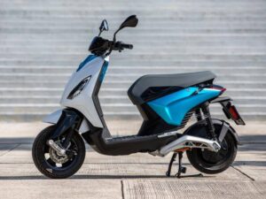 Ecobonus moto e scooter, varati i nuovi incentivi per le due ruote elettriche: a settembre 20 milioni di euro - Corriere della Sera