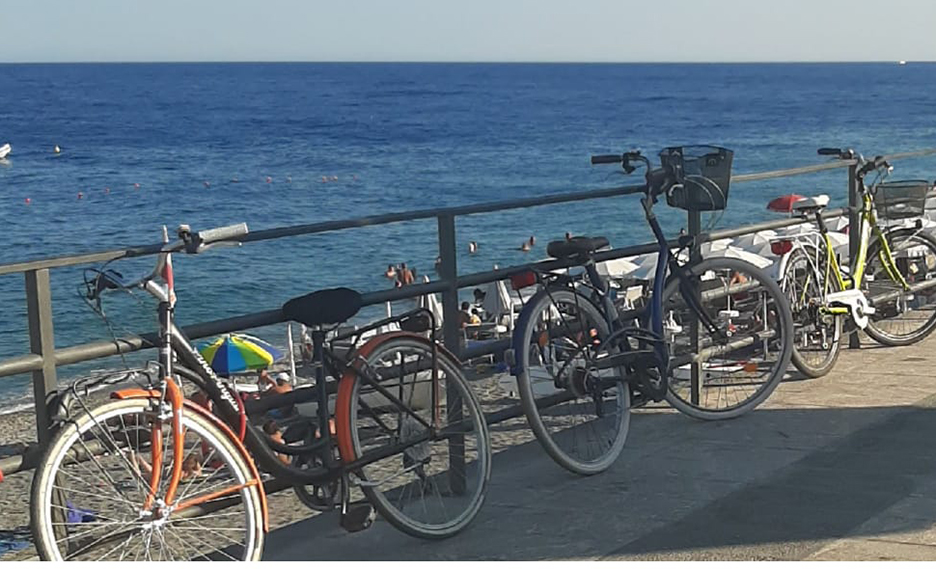 S.Teresa di Riva, troppe biciclette attaccate ai pali e alle ringhiere. Occorre un biciparking - Gazzetta Jonica