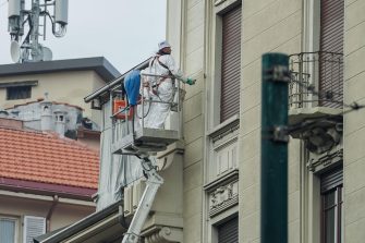 Impalcature montate sulle facciate di palazzi in ristrutturazione, Torino, 21 ottobre 2021. ANSA/JESSICA PASQUALON