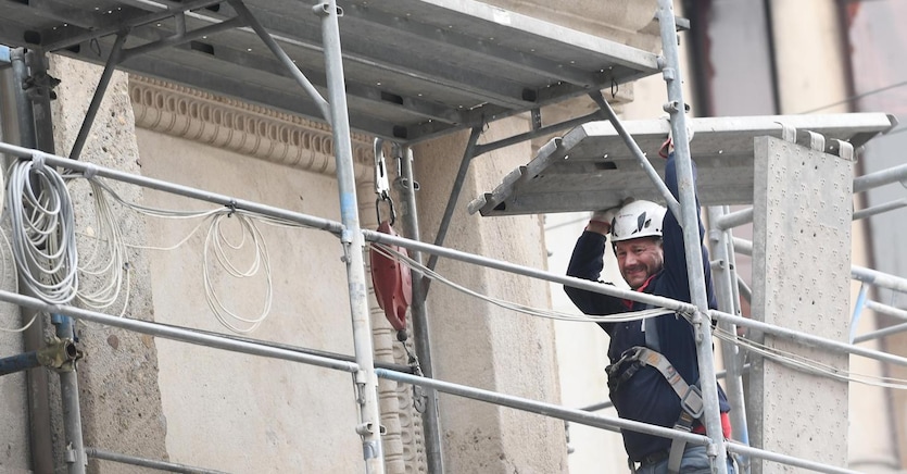 Riedificazione dell’edificio, è la volontà del singolo e non la delibera che determina l’obbligo di rilascio