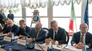 Campi Flegrei, pubblicato il decreto. Vertice con Musumeci e Sangiuliano, i sindaci: “Eventi per il turismo e sisma bonus ai privati”