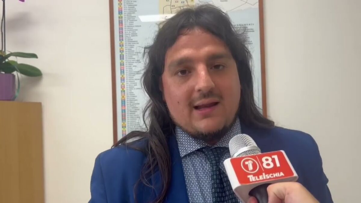 BACOLI. DELLA RAGIONE: “DOMANI APRIAMO LE SCUOLE, PRONTI CON L’AREA ACCOLGLIENZA, SERVE IL SISMA BONUS” (SERVIZIO TV)