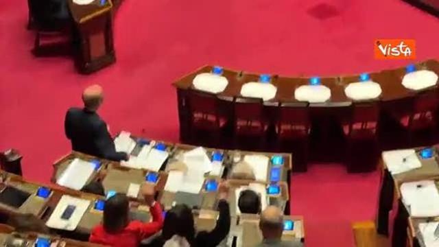 M5s addita Meloni in Aula al Senato, ecco il gesto. Bagarre sul Superbonus: Siete in difficoltà! No, lo siete voi - Corriere TV